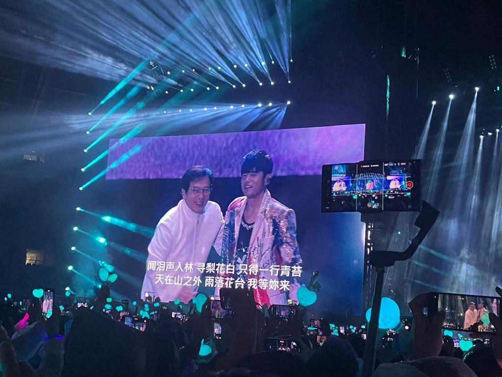 成龍與周杰倫台上台外都非常老友。(微博圖片)