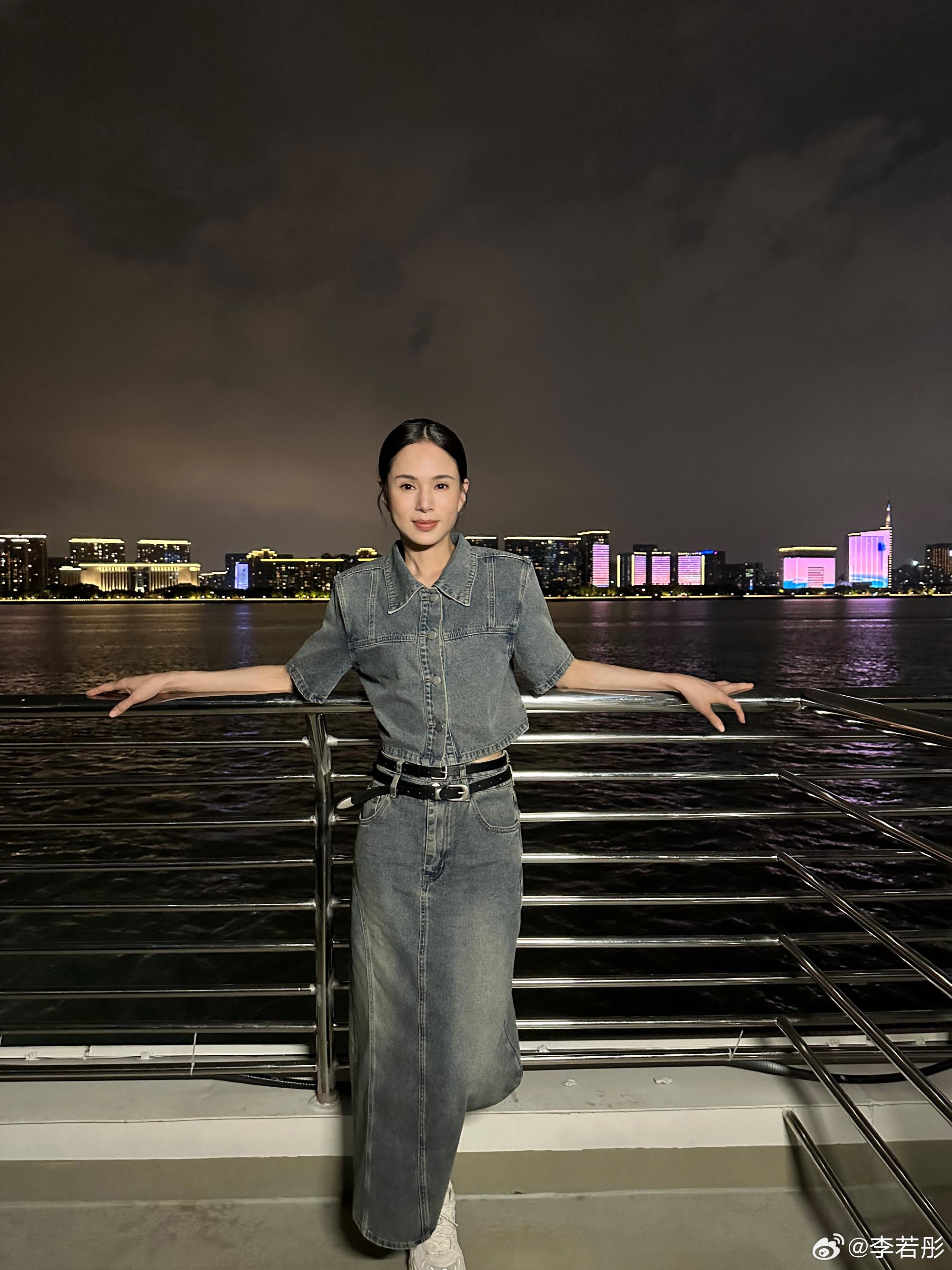 李若彤被野生捕獲 57歲凍齡身材震撼網民(李若彤微博)