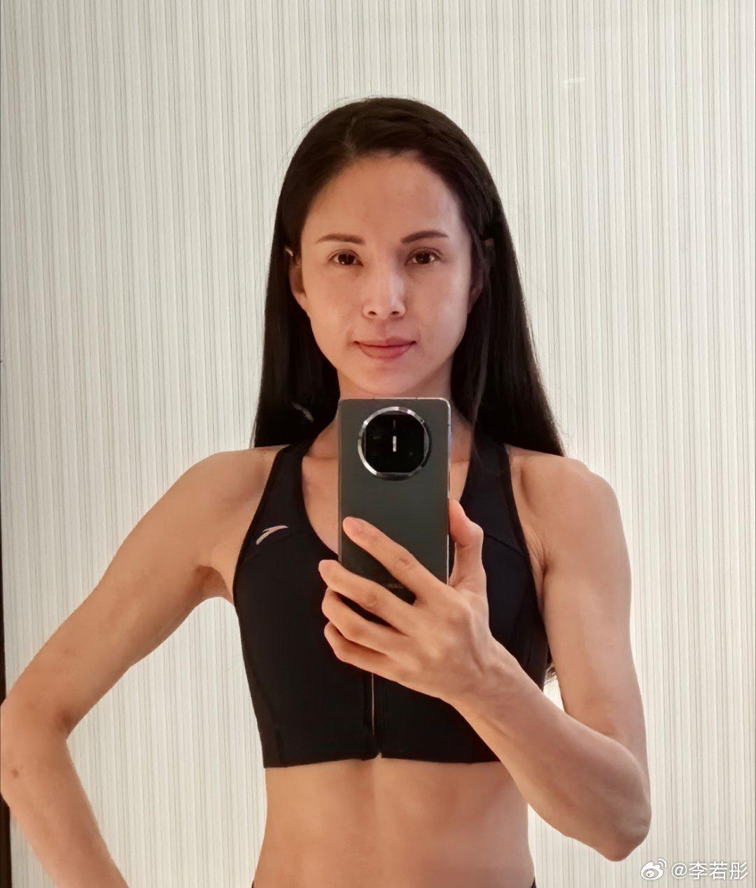 57歲李若彤可算是不老小龍女。(李若彤微博)