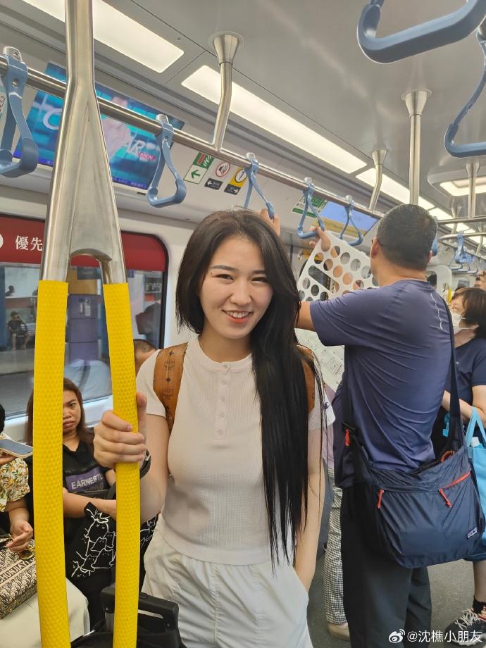 中國女星沈樵在港鐵拍照。(沈樵微博)