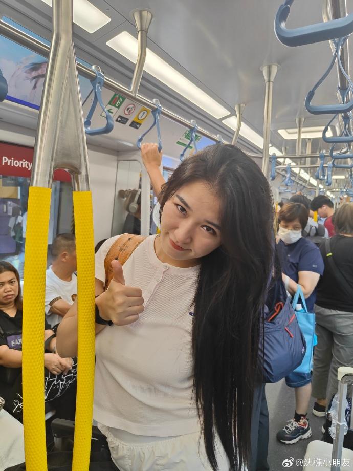 中國女星沈樵在港鐵拍照。(沈樵微博)