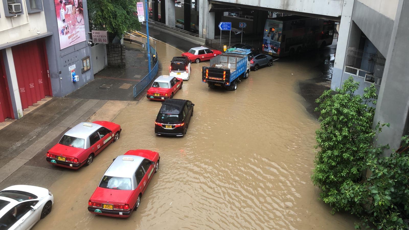 觀塘港鐵站一帶水浸