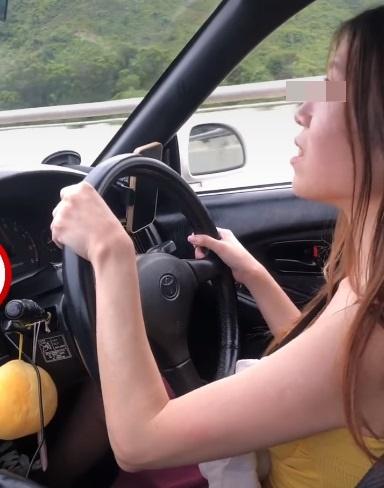 黃衣女子在屯門飆車170km/h,奇怪揸軚法成亮點。(網片截圖)