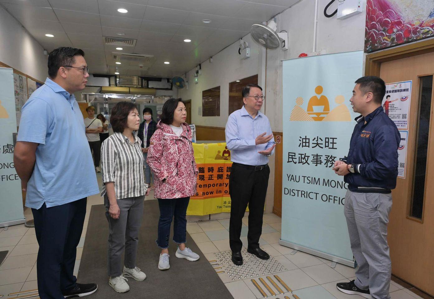 陳國基又聯同麥美娟等,前往位於梁顯利油麻地社區中心的臨時庇護中心視察。(陳國基fb圖)