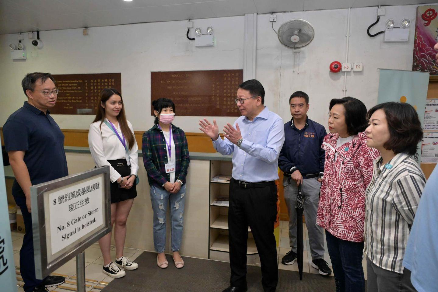 陳國基又聯同麥美娟等,前往位於梁顯利油麻地社區中心的臨時庇護中心視察。(陳國基fb圖)