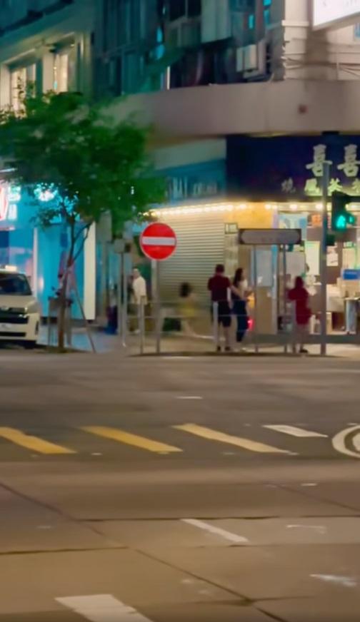 壯漢落荒而逃,短裙女子從後窮追不捨。(網片截圖)