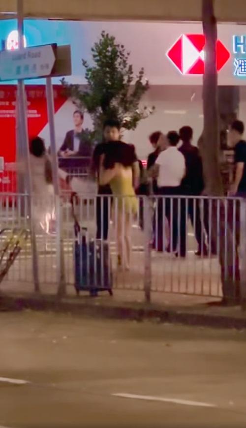 壯漢打拍短裙女子的後腦。(網片截圖)