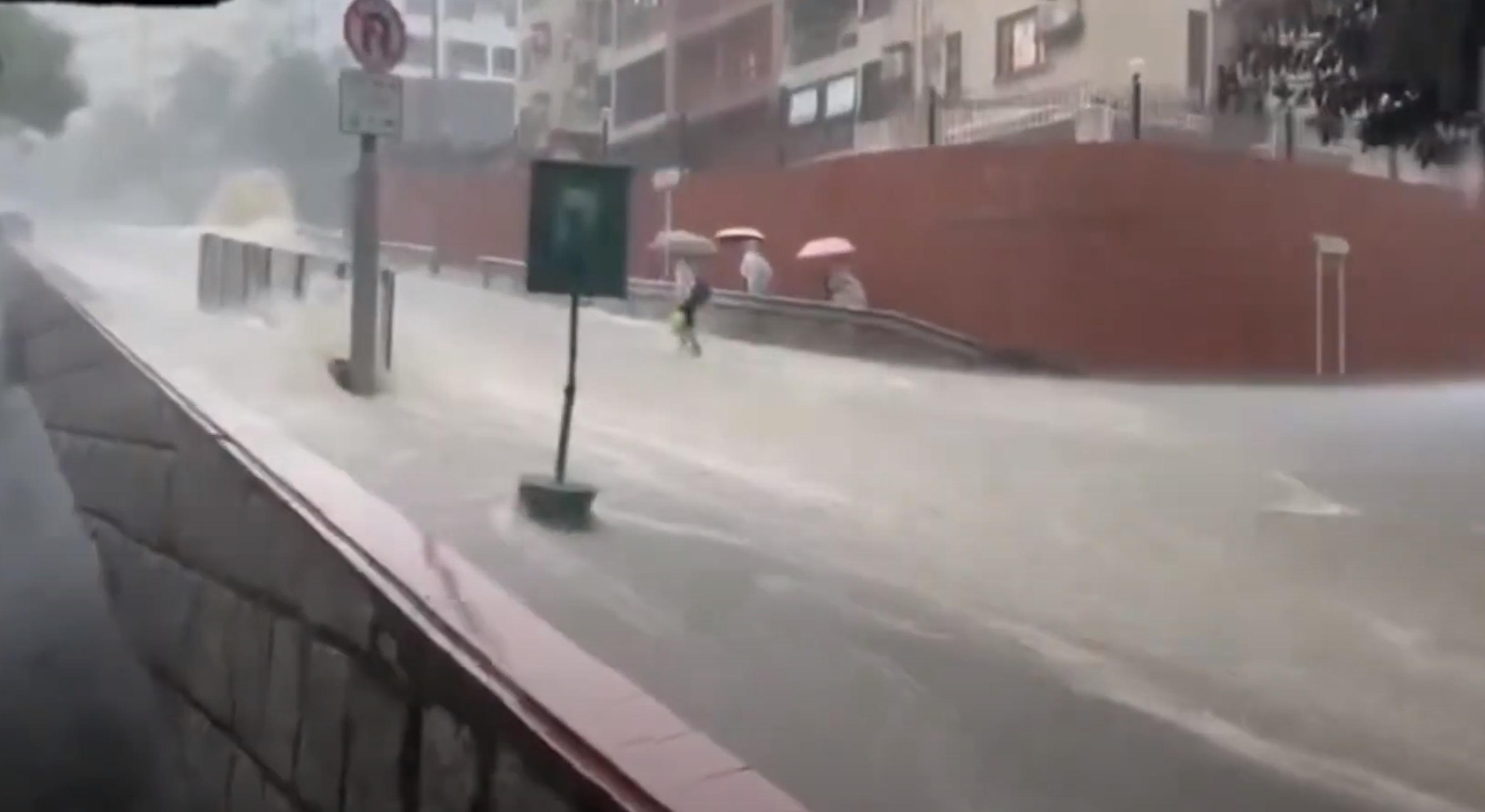 黑雨|九龍塘義德道現激流,一名中年男子過馬路期間被洪水沖走。(網片截圖)