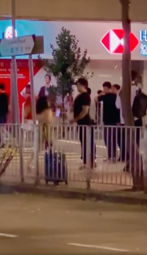 壯漢打拍短裙女子的後腦。(網片截圖)