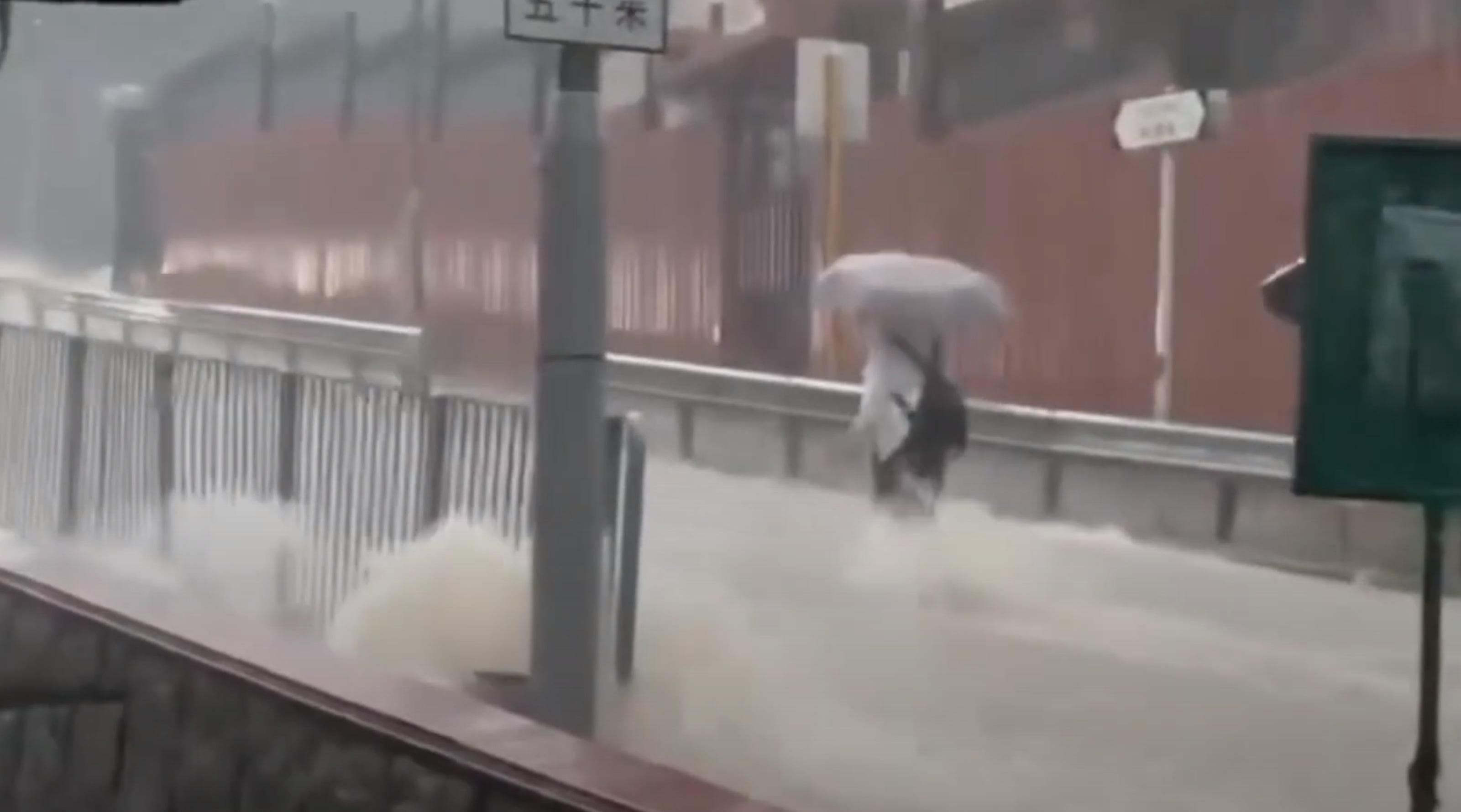 黑雨|九龍塘義德道現激流,一名中年男子過馬路期間被洪水沖走。(網片截圖)