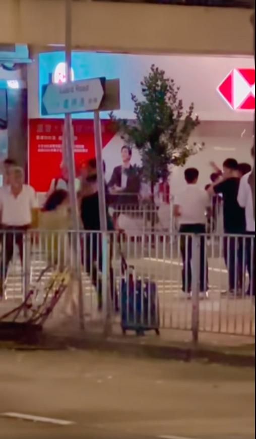 短裙女子與壯漢糾纏。(網片截圖)
