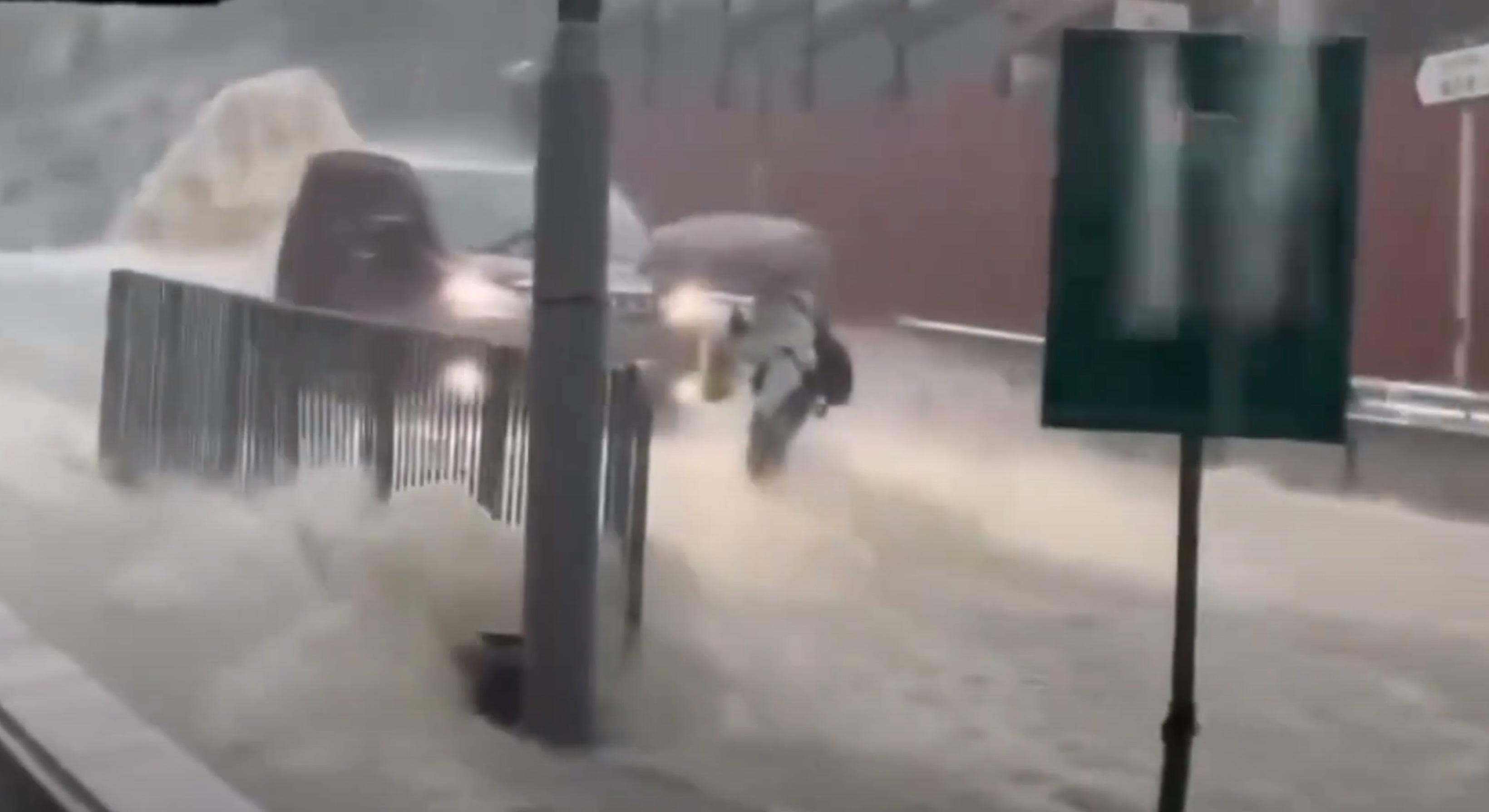 黑雨|九龍塘義德道現激流,一名中年男子過馬路期間被洪水沖走。(網片截圖)