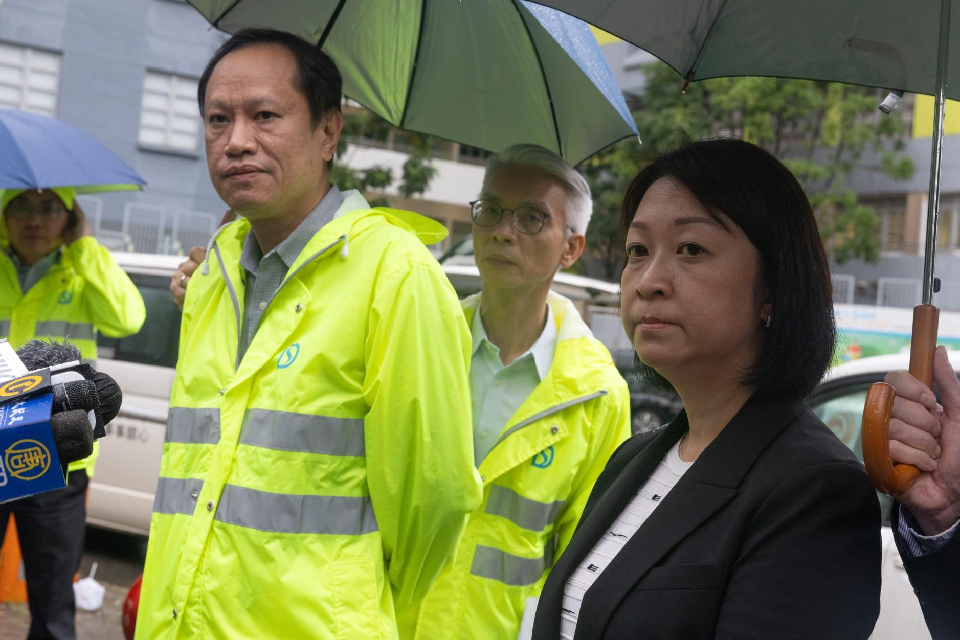 署理渠務署署長徐仕基(左)及運輸署署長李頌恩(右)就水浸事件向傳媒交代。(蘇文傑攝)