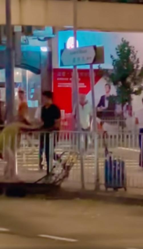 壯漢打短裙女子。(網片截圖)