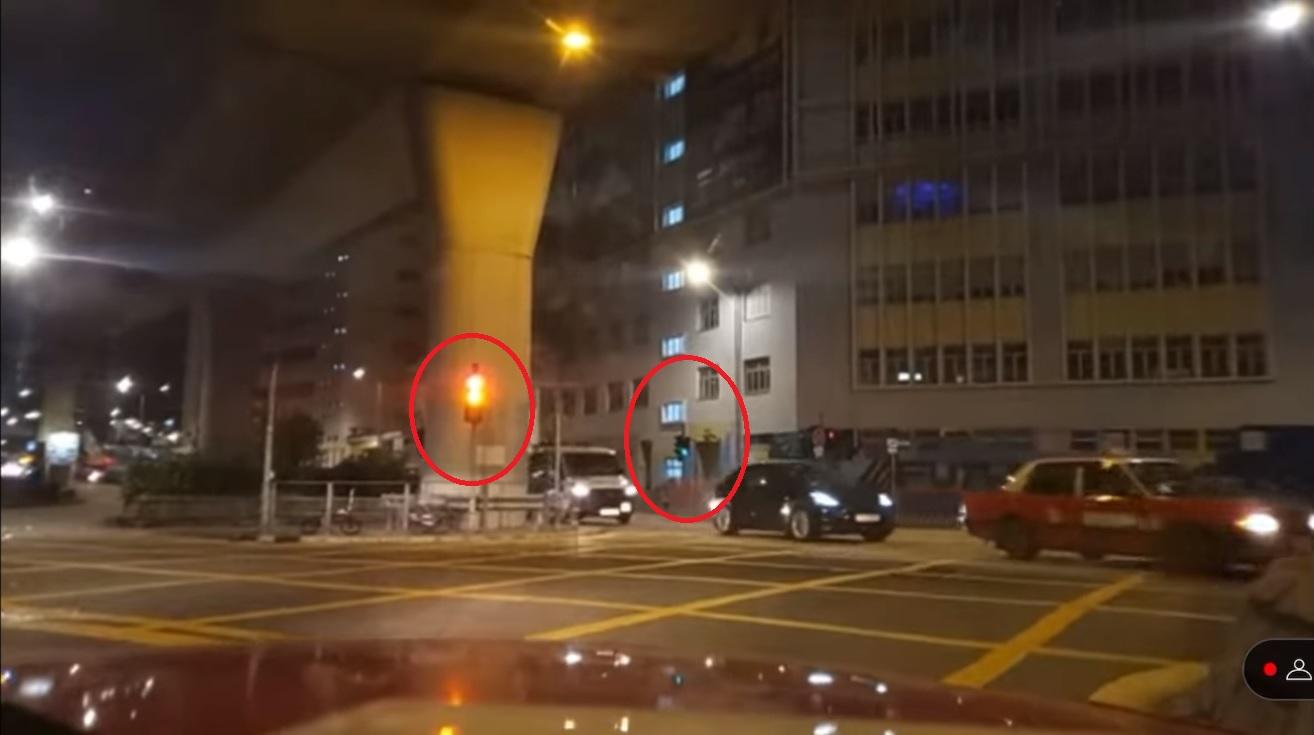 警車駛出的時候,行人過路燈已轉為綠色。(資料圖片)