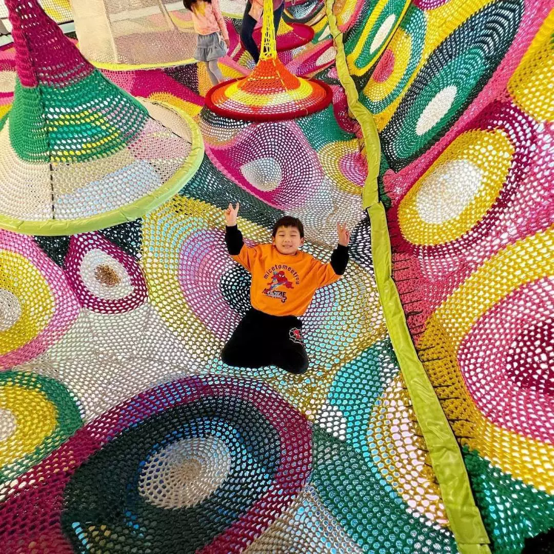 色彩繽紛的攀爬設施和透明管道滑梯佔樂園約1/3的範圍,小朋友可以爬上爬落玩繩網及滑滑梯。