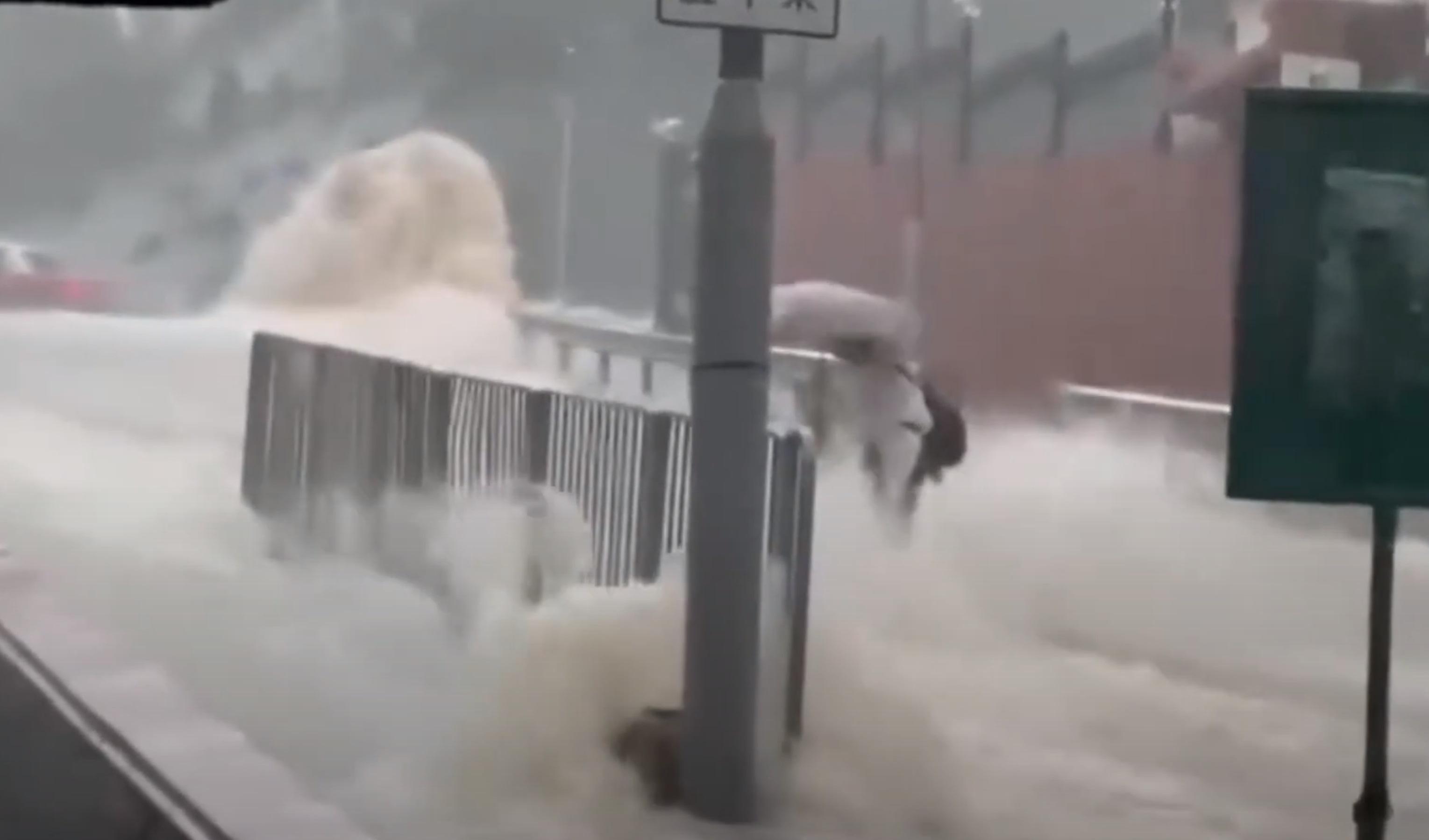 黑雨|九龍塘義德道現激流,一名中年男子過馬路期間被洪水沖走。(網片截圖)