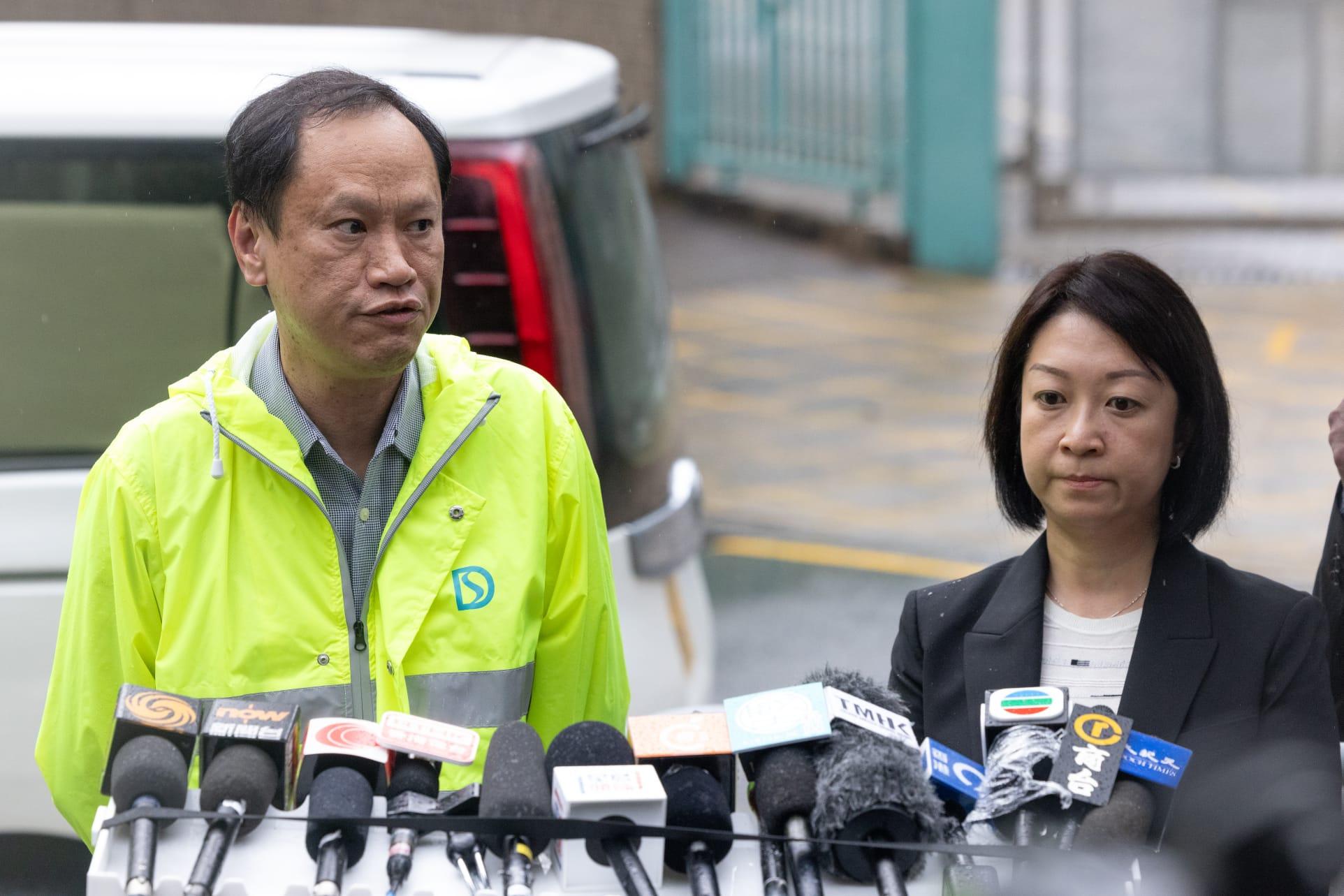 署理渠務署署長徐仕基(左)及運輸署署長李頌恩(右)就水浸事件向傳媒交代。(蘇文傑攝)