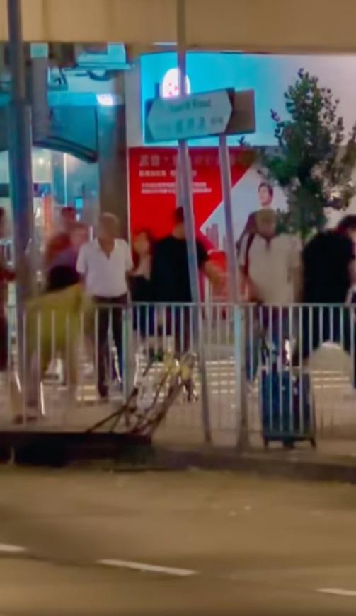 短裙女子反擊追打壯漢。(網片截圖)