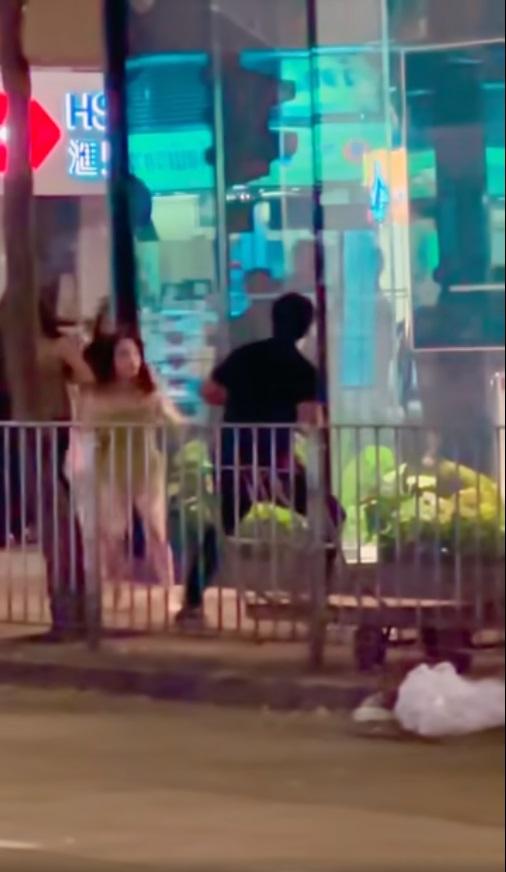 短裙女子反擊追打壯漢。(網片截圖)