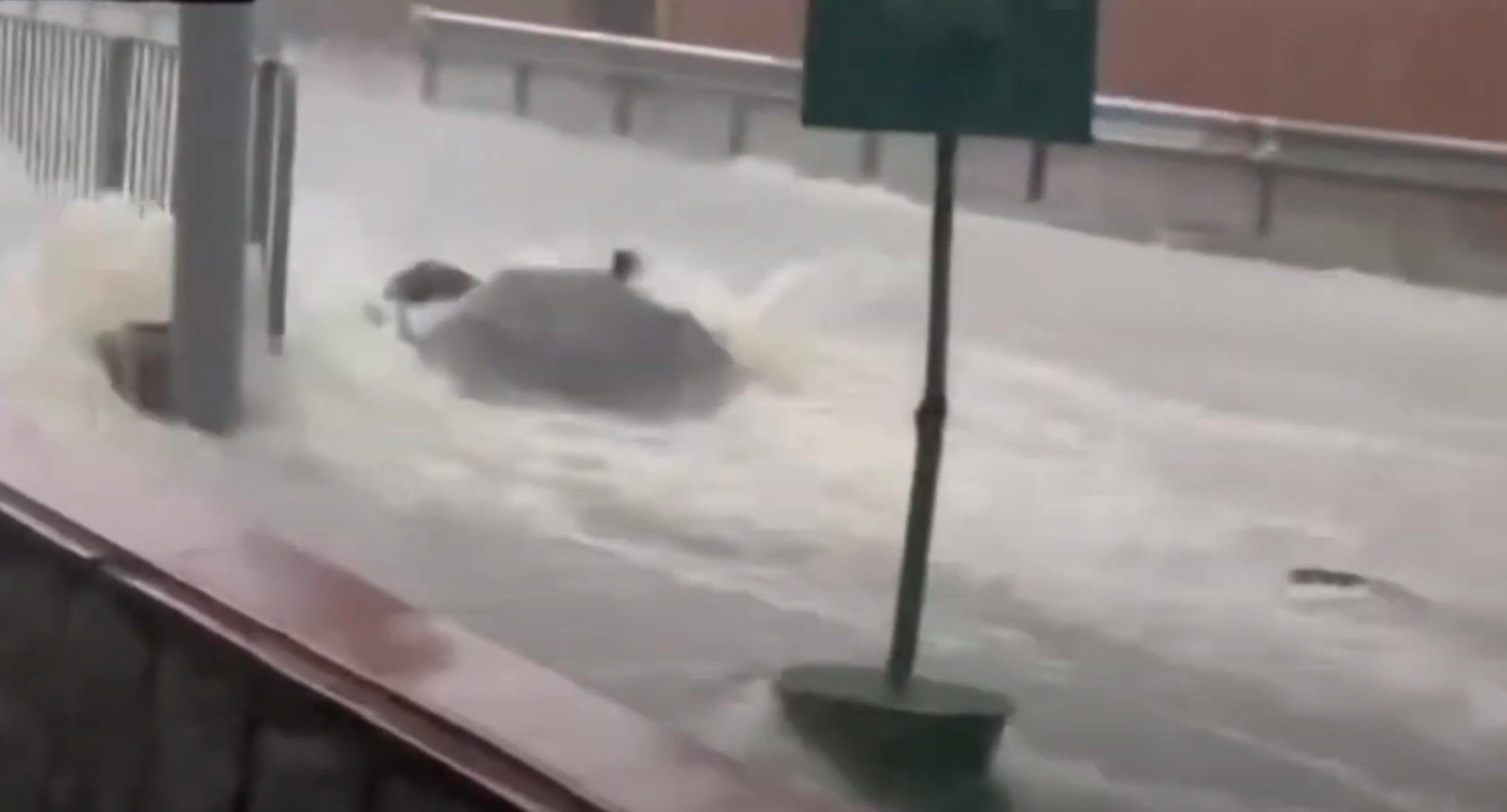 黑雨|九龍塘義德道現激流,一名中年男子過馬路期間被洪水沖走。(網片截圖)