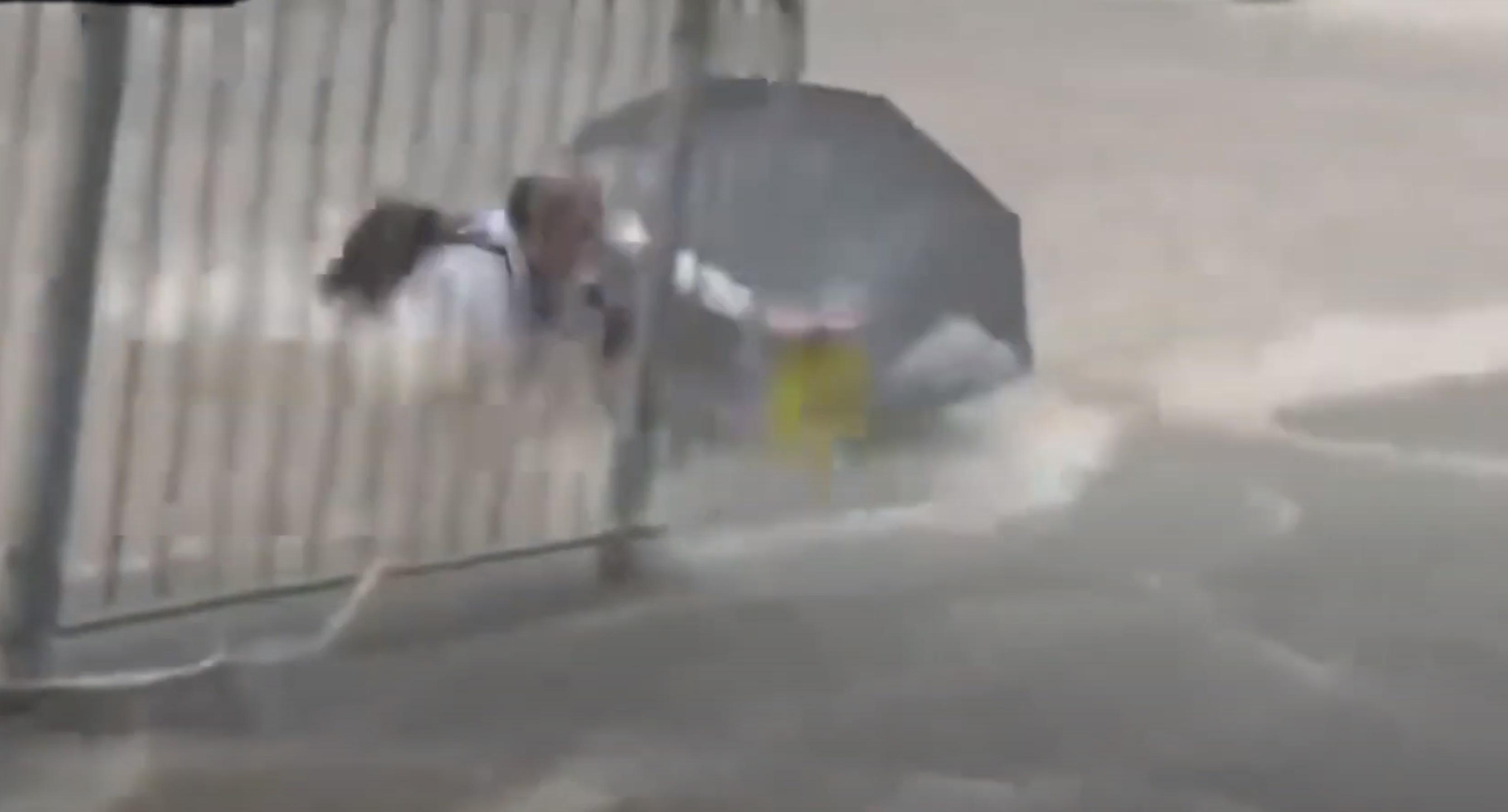 黑雨|九龍塘義德道現激流,一名中年男子過馬路期間被洪水沖走。(網片截圖)