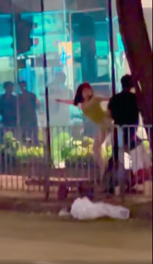 短裙女子向壯漢「起飛腿」。(網片截圖)