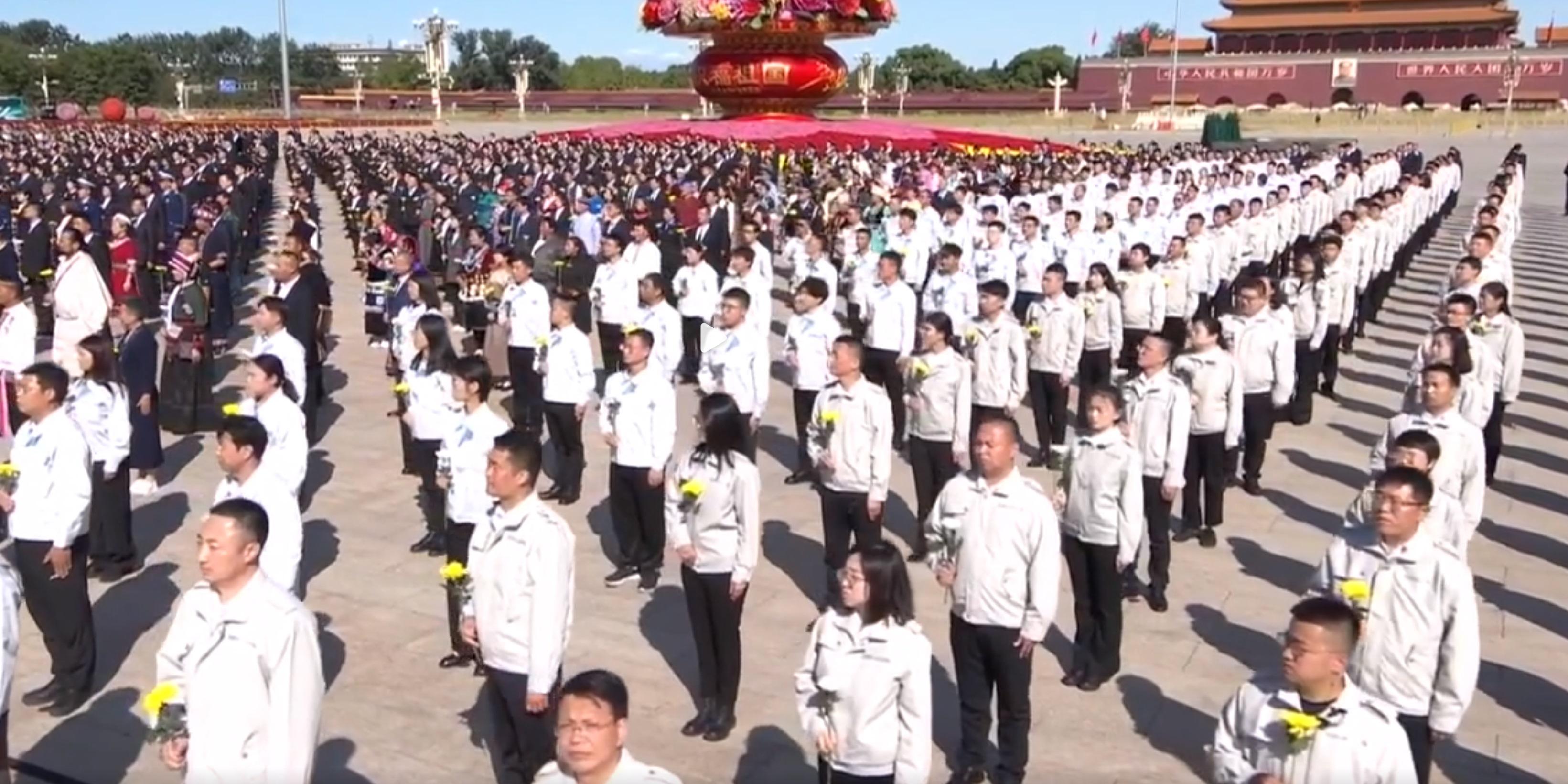 現場學生手持鮮花,唱出《我們是共產主義接班人》。(央視截圖)