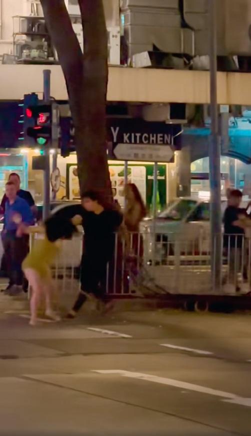 壯漢且戰且退,及後出動連橫拳反擊