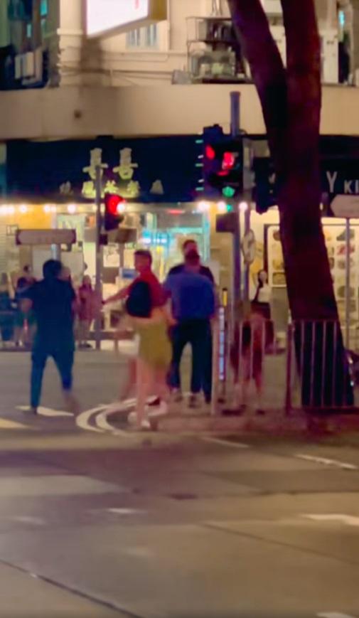 短裙女子窮追不捨。(網片截圖)