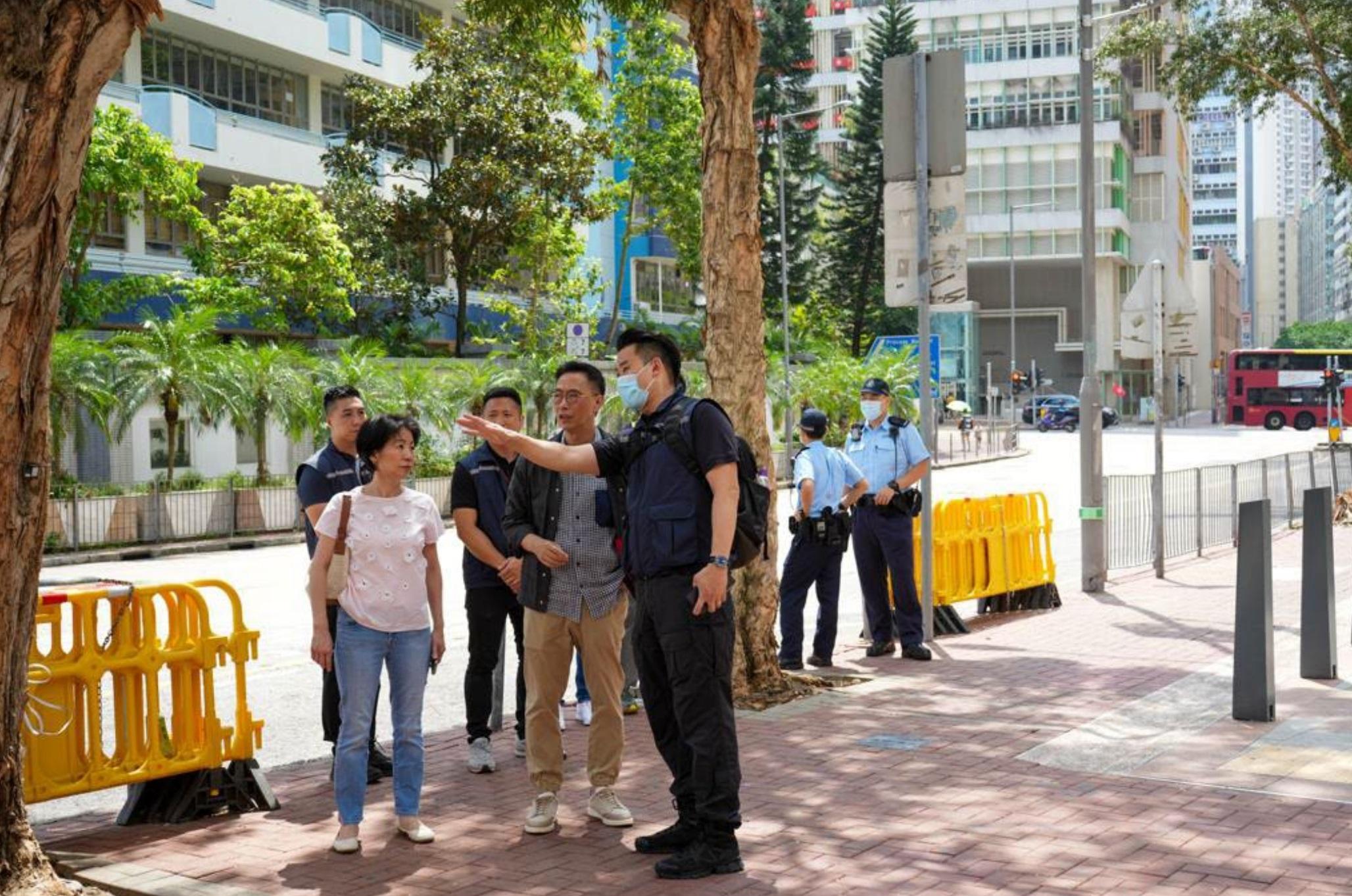 楊潤雄等在旅監局人員陪同下到土瓜灣一帶視察,局方指該區旅遊活動秩序良好。(旅監局提供)