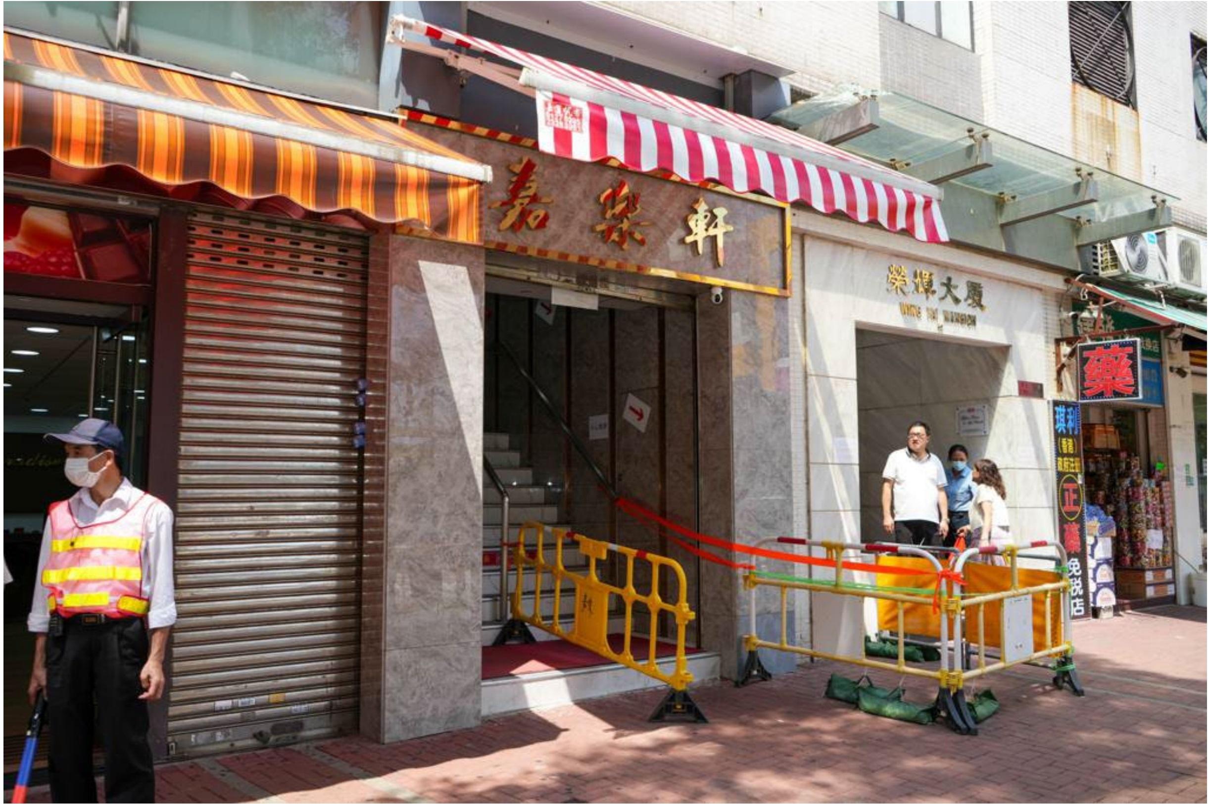 旅監局在崇安街巡查拍攝到一接待內地入境旅行團的食肆的門外情況。(旅監局提供)