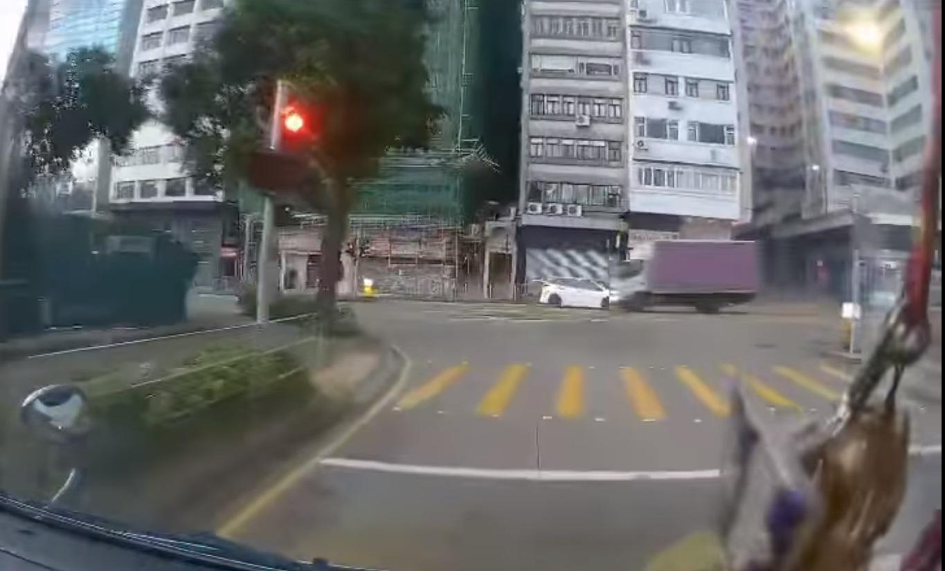密斗貨車駛猛撼在「袋口位」駛出的私家車。(網片截圖)