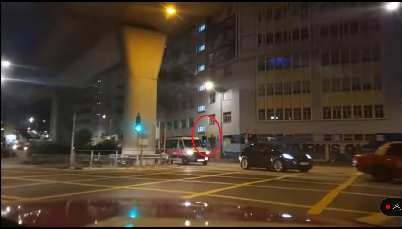 警車駛出的時候,行人過路燈已轉為綠色。(資料圖片)