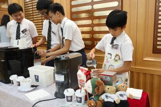 校方認為學生要面對廿一世紀的挑戰,必須擁有12個素質,例如溝通能力、協作能力及創業精神等。