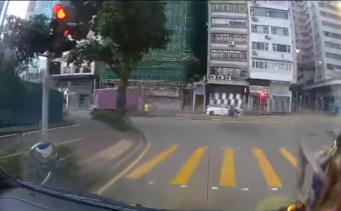 私家車右邊車身損毀。(網片截圖)