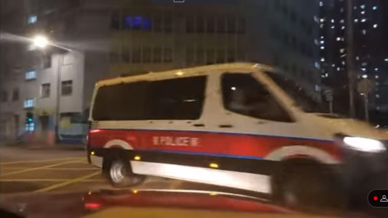 警車在荃灣懷疑衝紅燈,差點被撞。(資料圖片)