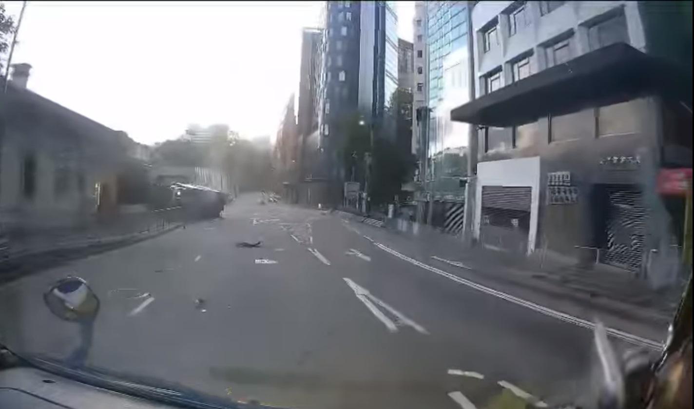 密斗貨車失控翻側壓毀行人路鐵欄。(網片截圖)