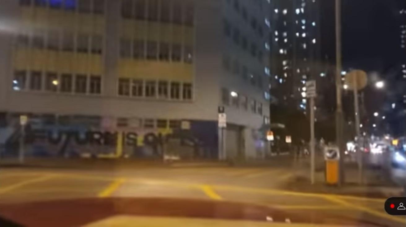 警車其後冷靜地向前行駛。