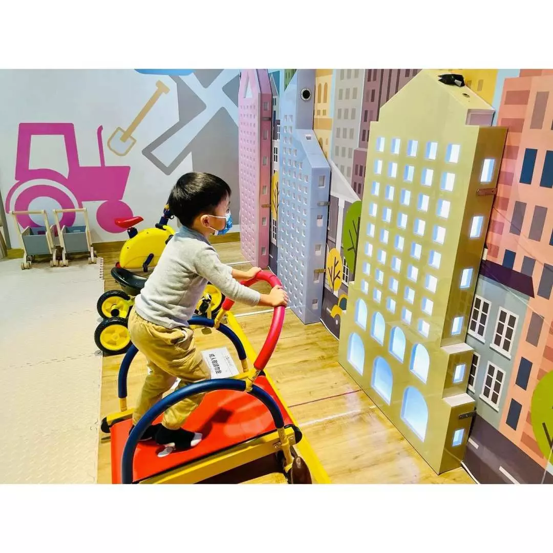 Baby Gym 是一個使用環保動力的全新區域,小朋友透過做gym幫助建築物發電,例如跑步、踩單車,直到大廈夠電力著燈。