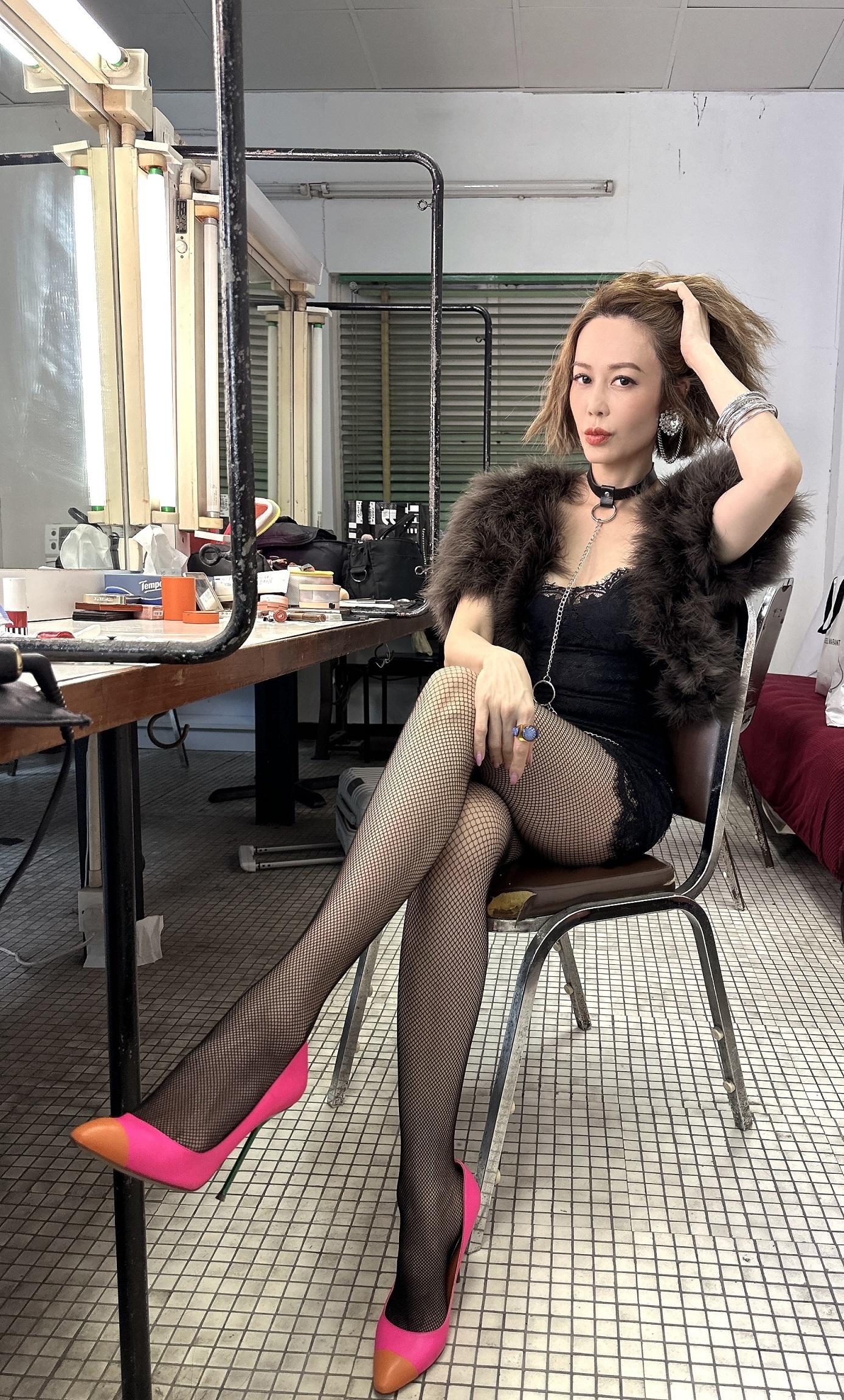 阿Dee意外發現孫佳君的黑絲襪穿窿。