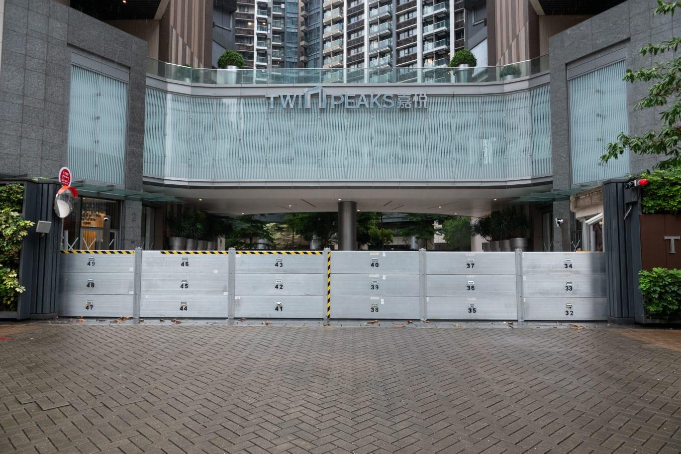 有屋苑閘外安裝擋水板,以防停車場水浸。(陳奕釗攝)