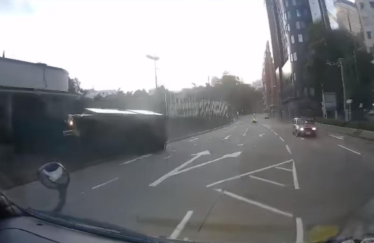 密斗貨車失控翻側壓毀行人路鐵欄。(網片截圖)