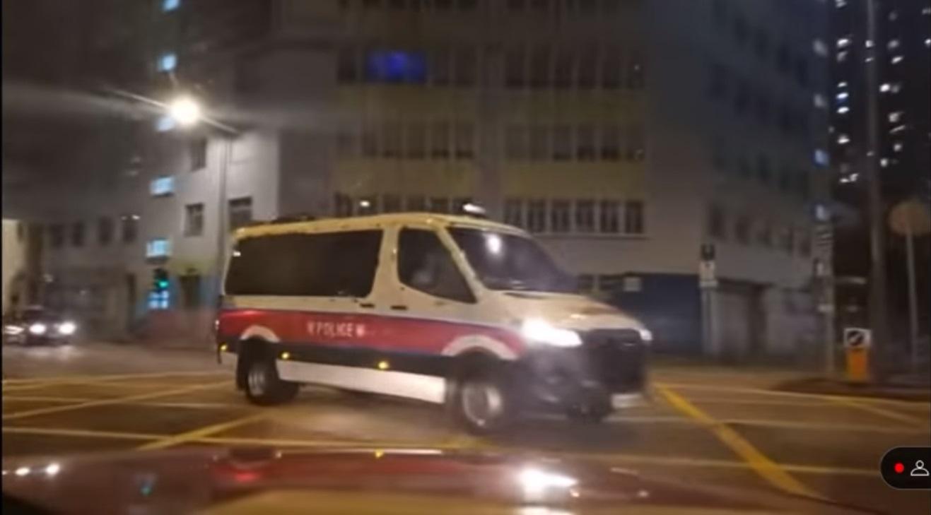 警車在荃灣懷疑衝紅燈,差點被撞。(資料圖片)