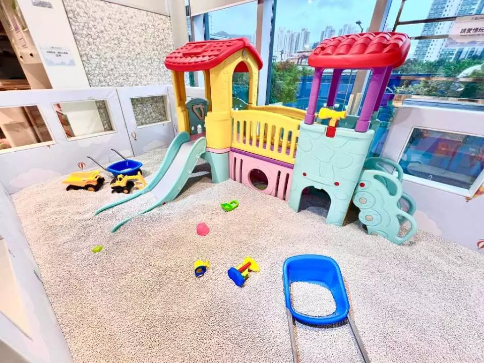 納米沙池區採用無害無味無添加白色納米陶瓷沙,沙粒均勻每粒7毫米,不傷手腳及不容易進入耳道,小朋友可於模擬的灘上感覺玩沙的樂趣。