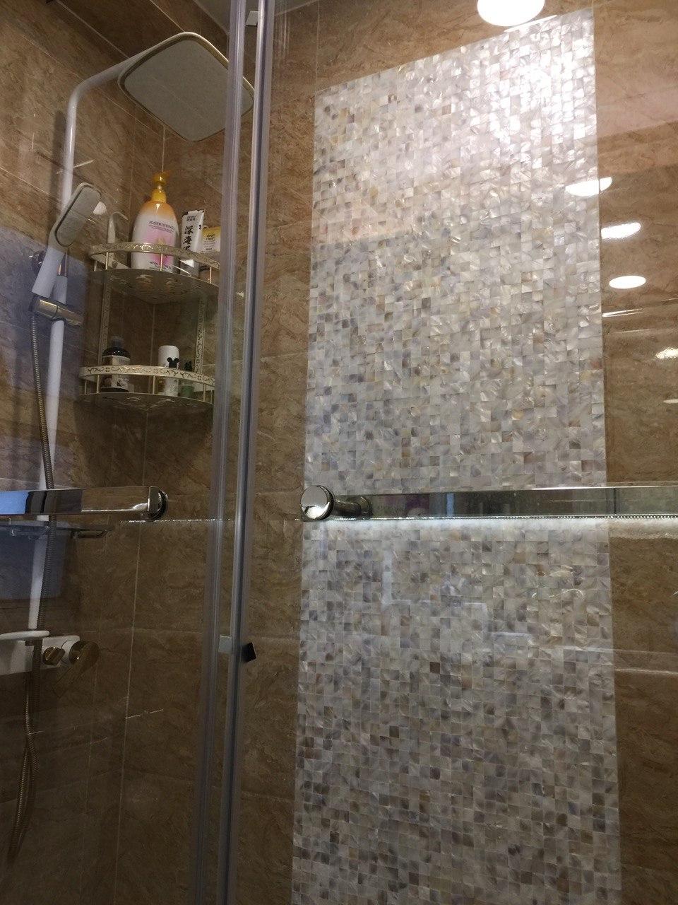 企缸鋪有馬賽克貝殼磚,耐看又耐污。