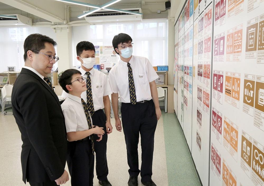 源校長與學生探討17個可持續發展目標的問題。