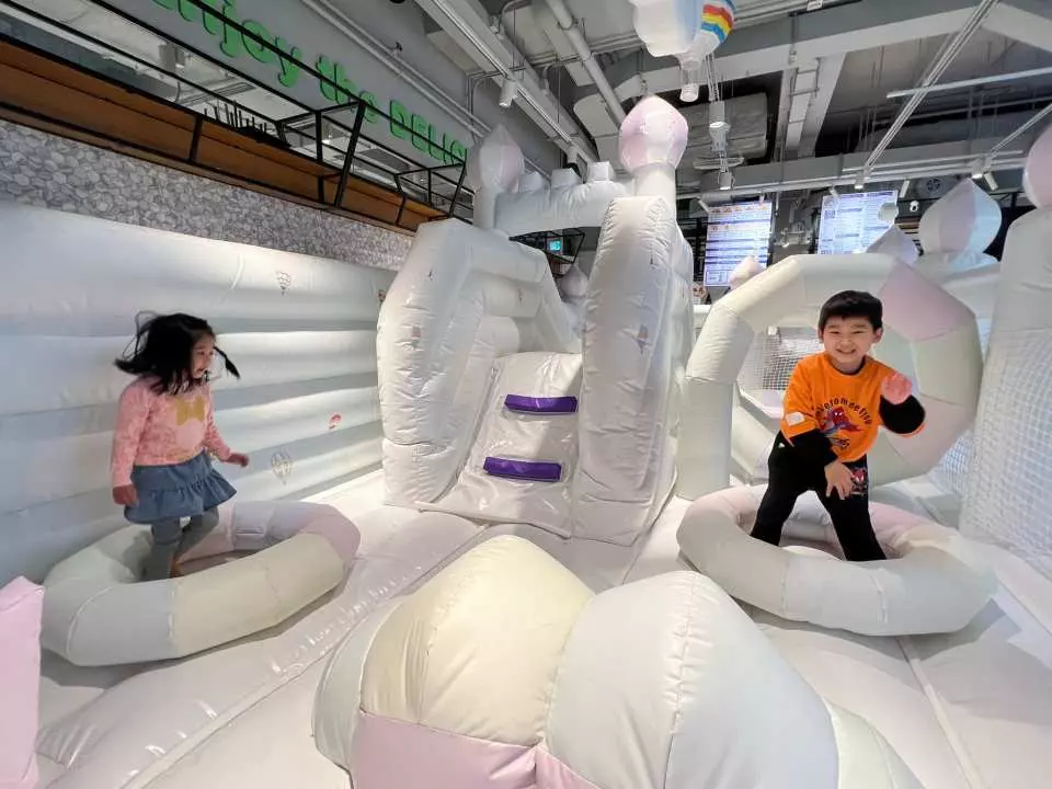充氣彈床以馬卡龍夢幻城堡為主題,小朋友可以任意跳彈,更有充氣滑梯,非常刺激!