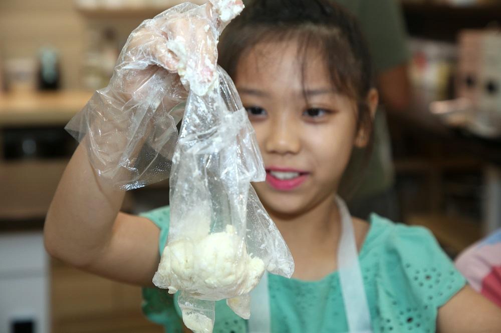 直至成糰狀,除下手套蓋著水皮,冷藏備用。