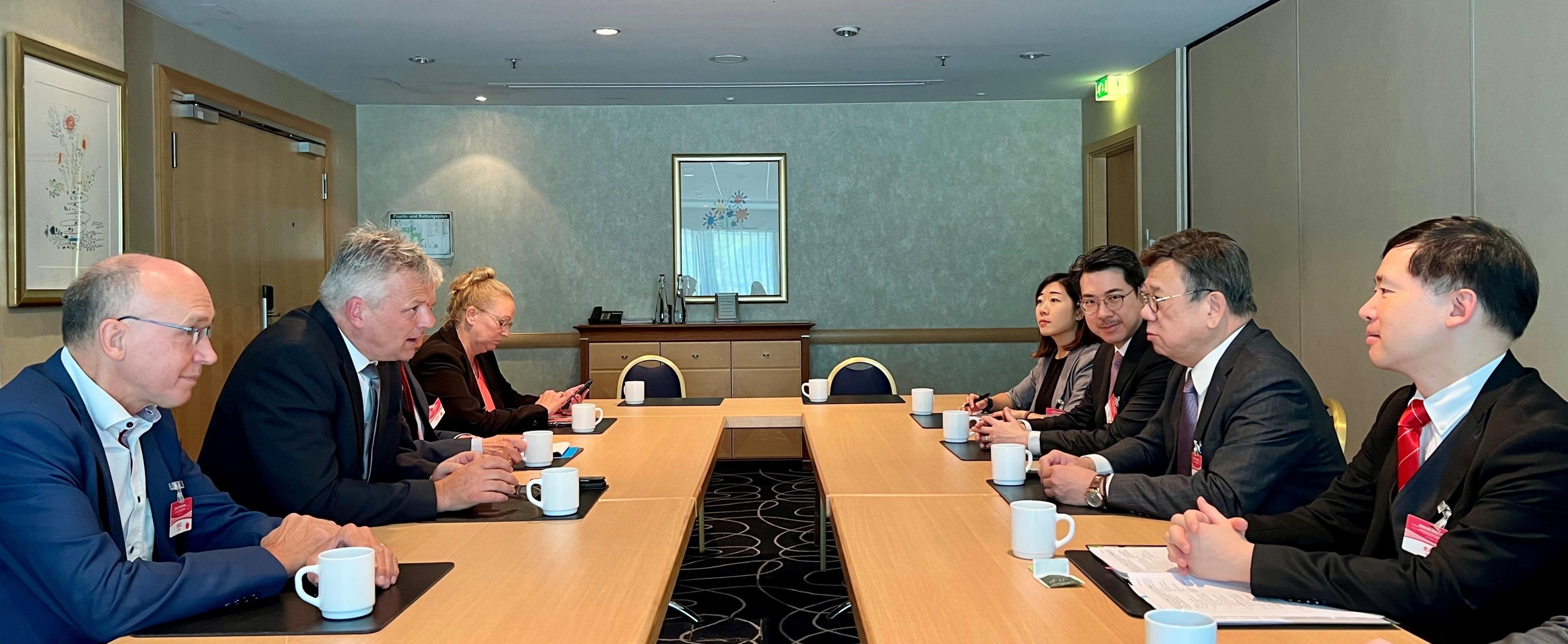 丘應樺在德國慕尼黑與巴伐利亞州經濟、區域發展和能源部國務秘書Roland Weigert(左二)會面,介紹香港的最新發展。(政府新聞處圖)